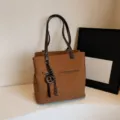 Retro large capacity tote bag for women, casual commuting shoulder bag with stylish design. - Brown