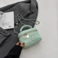Bolso vanity acolchado verde menta con cadena, asa superior y dijes elegantes para mujeres. - S / Azul