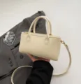 Sac bandoulière minimaliste en cuir beige, sac à main chic à poignée pour femmes. - Sans pendentif / Blanc