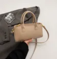 Sac à bandoulière beige chic, sac carré élégant en cuir PU poignée supérieure. - Sans pendentif / Kaki
