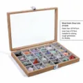 Detalle de caja de almacenamiento de madera con 24 compartimentos y tapa de cristal para cristales. - 24 Rejillas / Veta de Madera de Pera con Forro Gris