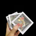 Caja de exhibición de joyas de película PE, caja de almacenamiento colgante transparente para aretes. - 7*7*2cm / Blanco