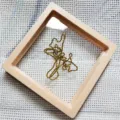 Caja de almacenamiento de joyas con película de PE antioxidante expositor colgante para collares. - 7*7*2cm / Rosa Sakura