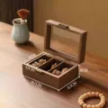 Caja de almacenamiento de madera de nogal con tapa de vidrio, 3 compartimentos para joyas. - 3 Rejillas / Grano de Madera de Nogal