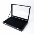 Caja de exhibición de collar de terciopelo negro con tapa de vidrio organizador de joyas - Cuero PU Negro