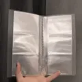 Libro de almacenamiento de joyas de PVC transparente con ranuras para tarjetas portatil. - 3 Rejillas 84 Ranuras para Tarjetas