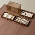 Joyero de madera de 3 capas con cubierta antipolvo organizador de pendientes de varios compartimentos - Estilo de Rejilla de 3 Capas / Triple Capa / Grano de Madera de Nogal