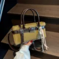 Bolso de hombro vintage para mujer, bolso de axila retro en color de contraste con detalles de cinturon. - Con Colgante / Verde