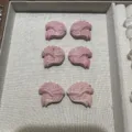 Vista dettagliata di sei ciondoli ad ala d'angelo in pietra rosa per gioielli fai da te - 29mm / Coppia di Pietra con Venature in Legno Rosso