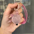 Gros plan détaillé du pendentif en cristal de quartz rose sculpté avec cordon tressé rose. - Pendentif Renard (Style Corde)