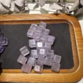 Primo piano di perline cubo in quarzo rosa naturale per accessori di gioielli fai da te - Ca. 10mm / Quarzo rosa