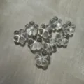 Perle sfuse di cristallo di rocca trasparente a cinque petali per accessori gioielli fai da te. - 14mm x 7.9mm Spessore / Cristallo di rocca