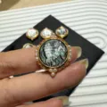 Dettaglio del pendente Zaki Lhamo in madreperla naturale, accessorio gioiello DIY. - 21mm / Zhalia Mu Nero