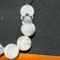 Perline di pietra bianca fai-da-te con distanziatore di fiori in metallo per braccialetti. - Piccolo Fiore (9mm)