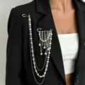 Broche de cadena de perlas multicapa, diseño de doble pin de borla larga para trajes y abrigos. - Blanco K Estilo X487