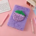 Lila Plüsch-Notizbuch mit süßem 3D-Frucht-Applikations-Detail und flauschiger Textur - 14.5*21cm / Trauben