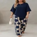 Vista dettagliata dell'elegante set da donna con top blu scuro e pantaloni stampati. - Taglia S / Parte Superiore e Parte Inferiore / Blu Navy