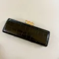 Elegante schwarze Krokodilmuster Hartschalen Clutch Abendtasche mit goldenem Kettenschloss. - Schwarz