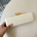 Kroko-Muster harte Box Clutch Tasche mit goldener Kettenschließe, elegante Abendtasche Damen. - Weiß