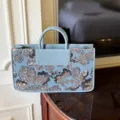 Hellblaue Handtasche aus Leder mit Pailletten, handgemachte Perlen Clutch Detailansicht. - Hellblau