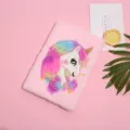 Süßes flauschiges rosa Einhorn Notizbuch mit buntem besticktem Einband für Schülernotizen. - Rosa