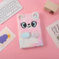 Detalle del cuaderno de peluche rosa con ojos bordados y orejas de arcoíris suaves. - Degradado Rosa Ojos Grandes