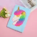 Süßes Plüsch Einhorn Notizbuch Tagebuch mit bunter Mähne und Goldhorn für Schüler Kinder. - Hellblau