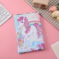 Detailansicht des niedlichen Cartoon-Einhorn-Pailletten-Notizbuchcovers und Regenbogenmusters. - 14.5*21cm / 6