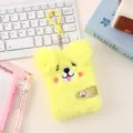 Nahaufnahme des niedlichen gelben flauschigen Mini-Notizbuchs mit Hündchen und Haken. - Gelber Stil
