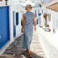 Élégant midi-robe unie sans manches avec col montant et détail portefeuille à la taille bleu. - S / Bleu
