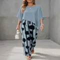 Vista dettagliata del completo casual a due pezzi con eleganti pantaloni a righe e top blu. - Taglia S / Parte Superiore e Parte Inferiore / Blu