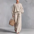 Vista detallada del conjunto de lino beige con mangas farol y pantalones anchos. - S / Caqui