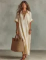 Vue détaillée du mannequin portant une robe beige ample à manches courtes et sac en paille. - S / Abricot