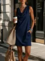 Détail de robe sans manches bleu marine avec col cowl élégant et poches pratiques. - S / Bleu marine