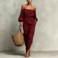 Detailansicht des schulterfreien Damen-Resort-Overalls mit gesmokter Taille und Ballonärmeln. - Burgunderrot