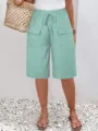 Vue détaillée de short cargo femme décontracté vert avec taille élastique et poches. - S / Vert clair