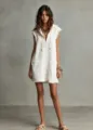 Vue détail robe mini sans manches à capuche, bords bruts, style blanc minimaliste. - S / Blanc