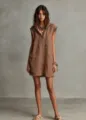 Femme sans manches robe mini à capuche décontracté minimaliste bord brut uni style quotidien - S / Café