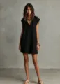 Vue détaillée robe mini sans manches à capuche, design noir effiloché avec poches pratiques. - S / Noir