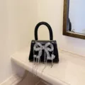 Schwarze Mini-Handtasche mit funkelnder Kristallschleife und schicken Strassfransen. - Schwarz