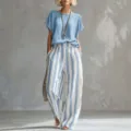 Ensemble décontracté deux pièces pour femme top à manches courtes et pantalon rayé. - S / Ensemble / Bleu clair