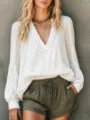 Élégante chemise blanche à manches longues et col V avec volants assortie au short vert. - S / Blanc