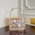 Détail exquis du sac de soirée à fleurs en strass, avec cadre métallique creux et fermoir perlé. - Argent