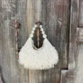 Elegante französische Perlen Abendtasche mit Perlenhenkel und Quasten für festliche Anlässe. - Weiß