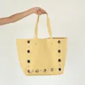 Gelbe Leder-Tragetasche mit Metallösen, große Kapazität lässige Umhängetasche für Damen. - Gelb (Groß)