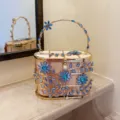 Joli sac de soirée en métal de luxe avec fleurs de strass bleus et fermoir perle. - Bleu