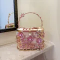 Sac de soirée métallique exquis avec fleurs en cristal rose et perle de verrouillage élégante. - Rose
