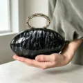 Französische marmorierte ovale Clutch Tasche mit metallischem Ring-Griff für Damen Abendparty. - Schwarz