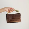 Metallische Krokodilmuster Clutch Tasche mit elegantem goldenen Blumengriff für Partys. - L / Kastanienbraun