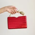 Glänzende rote Kroko-Muster Clutch Tasche mit goldenem Tulpen-Metallgriff für Abendpartys. - L / Rot